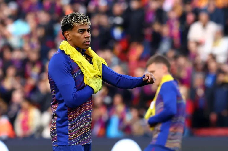 Lamine Yamal berdiri di barisan pemain Barcelona sebelum laga melawan Chelsea dimulai