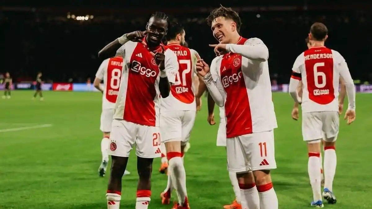 Prediksi hasil pertandingan Liga Champions antara Ajax dan Benfica.