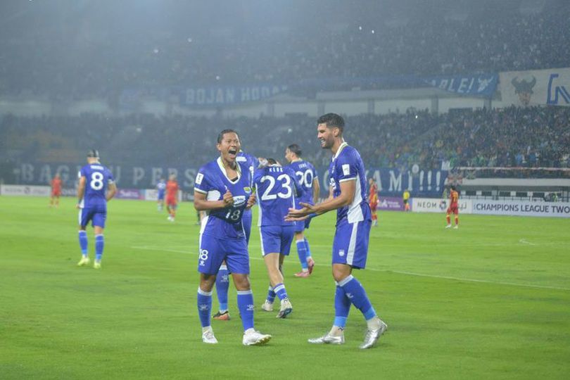 Skuad Persib Bandung berpose bersama di lapangan sebelum pertandingan, mengenakan seragam biru