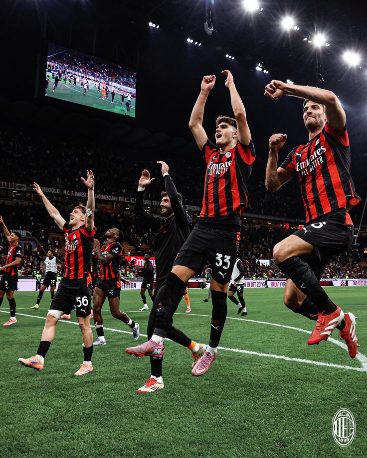 Pemain bintang AC Milan beraksi di lapangan, menunjukkan ambisi kuat untuk meraih Scudetto musim ini.