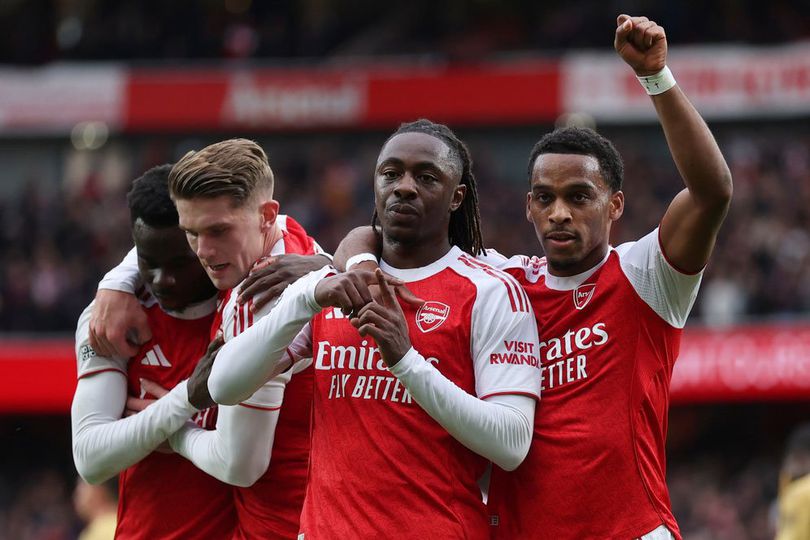 Squad arsenal merayakan gol Eberechi