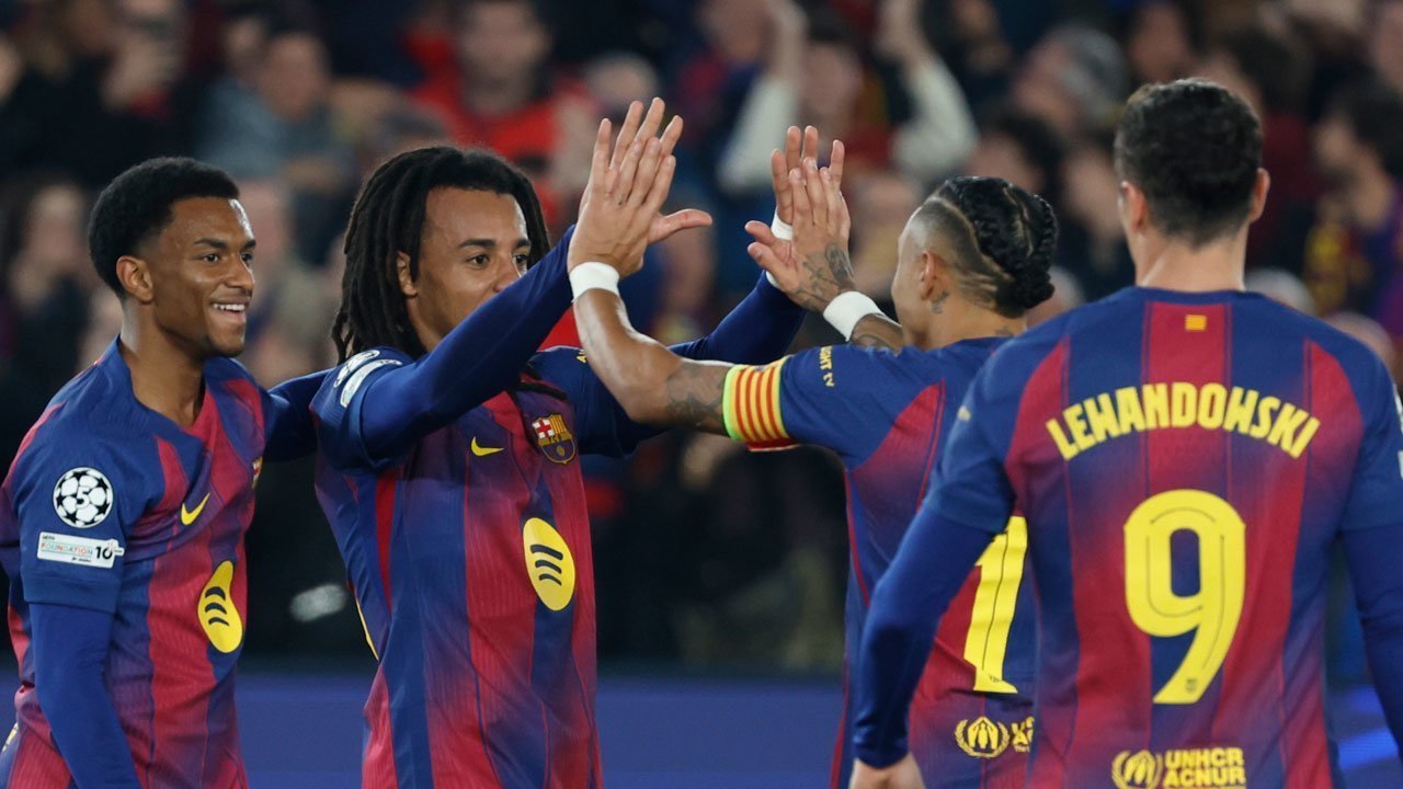 Skuad Barcelona merayakan gol Jules Kounde ke gawang Eintracht Frankfurt, Rabu (10/12/2025) (c) AP Photo/Joan Monfort